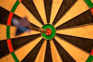 アドセンス収益目標の達成をイメージした的とダーツ