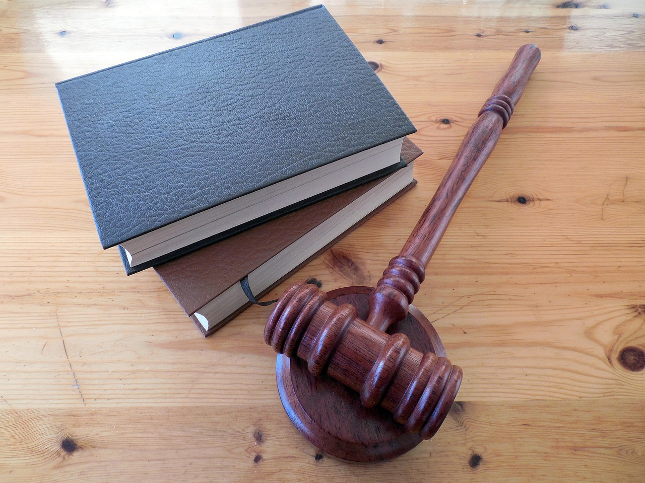 著作権や法律に関する本と裁判の小槌