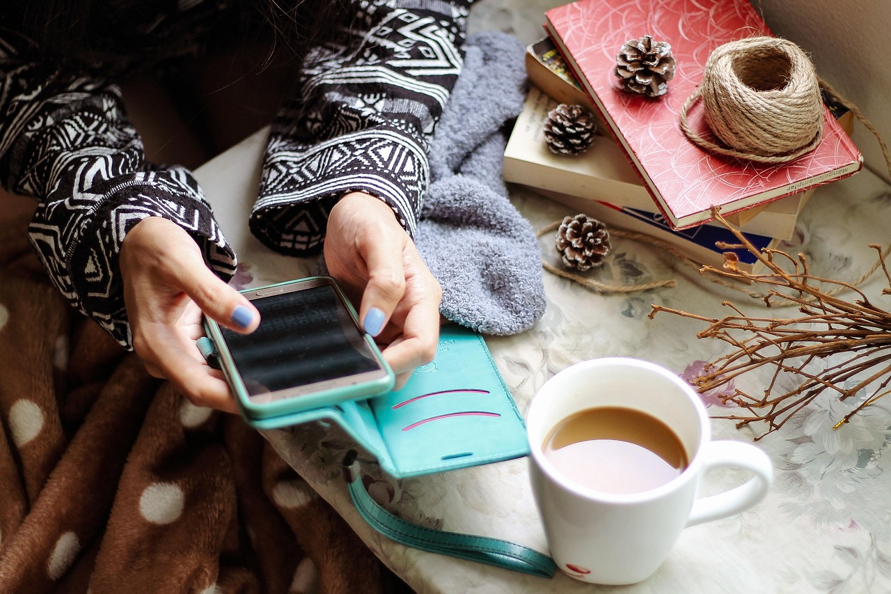 スマートフォンでまとめサイトの記事を読む女性